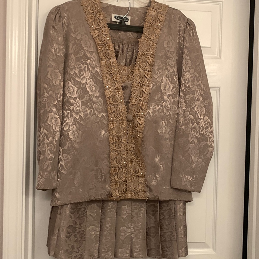 Vintage Jo Hanna York (by Joan Davis) Women’s 3-piece skirt suit, size 12.